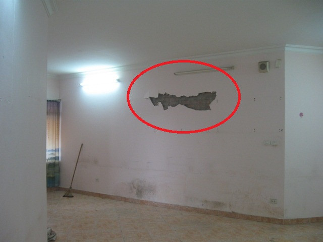 Vết tường vữa ngoài phòng khách cũng bị bong tróc. Vết tường vữa ngoài phòng khách cũng bị bong tróc.