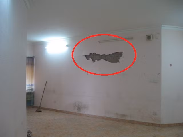 Vết tường vữa ngoài phòng khách cũng bị bong tróc.