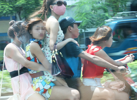 5 người không đội mũ bảo hiểm chạy trên đường Nguyễn Văn Cứ, Q. Long Biên, Hà Nội. Ảnh: Thanh