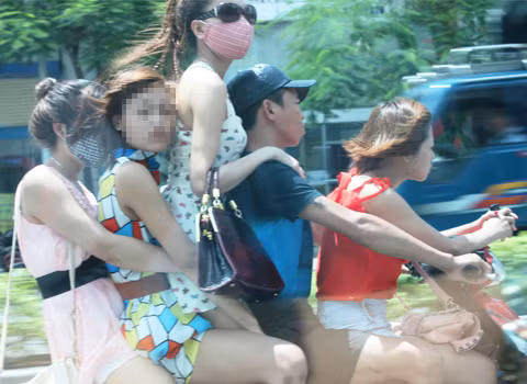 5 người không đội mũ bảo hiểm chạy trên đường Nguyễn Văn Cứ, Q. Long Biên, Hà Nội. Ảnh: Thanh