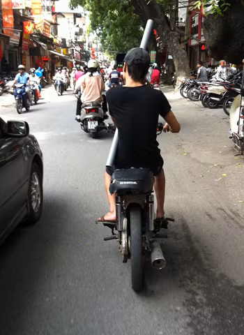 Xe không đuôi, không biển số, tay kẹp ống nước kiêm cầm điện thoại. Ảnh: Đào Danh Tuyên.