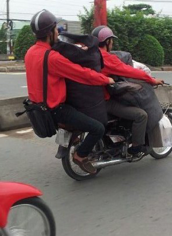 Chỗ ngồi cheo leo có thể rớt xuống bất kỳ lúc nào, chụp tại Q. 12, TP. HCM. Ảnh: Dang Quang Phuc.