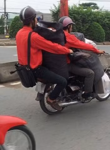 Chỗ ngồi cheo leo có thể rớt xuống bất kỳ lúc nào, chụp tại Q. 12, TP. HCM. Ảnh: Dang Quang Phuc.