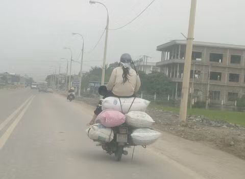 Ngồi nguy hiểm, chụp tại Quảng Ninh. Ảnh: Phạm Hồng Sơn.