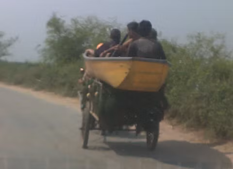 7 bác đi đánh cá, tất cả ngồi trên 1 xe 3 bánh, quá nguy hiểm cho tính mạng của các bác ấy và người đi đường. Ảnh: Nguyễn Tuấn Anh