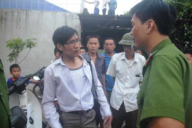 Và PV bị giật phăng cúc áo khi đang tác nghiệp đúng luật báo chí ở ngoài khu vực hiện trường vụ án.