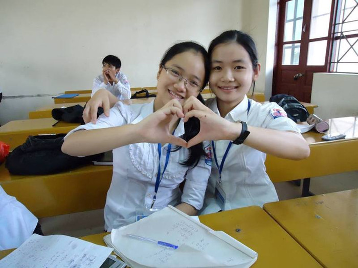 Nguyễn Thị Thương (bên phải ảnh) sinh ra và lớn lên ở xã Hưng Thái, huyện Hưng Nguyên, tỉnh Nghệ An, từ nhỏ Thương đã rất yêu thích ngành Y. Ảnh do nhân vật cung cấp Nguyễn Thị Thương (bên phải ảnh) sinh ra và lớn lên ở xã Hưng Thái, huyện Hưng Nguyên, tỉnh Nghệ An, từ nhỏ Thương đã rất yêu thích ngành Y. Ảnh do nhân vật cung cấp