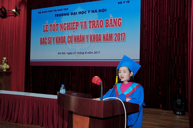 Em Nguyễn Thị Thương trong buổi lễ tốt nghiệp và trao bằng bác sỹ y khoa, cử nhân y khoa năm 2017. Ảnh nhân vật cung cấp. Em Nguyễn Thị Thương trong buổi lễ tốt nghiệp và trao bằng bác sỹ y khoa, cử nhân y khoa năm 2017. Ảnh nhân vật cung cấp.
