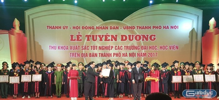 Em Nguyễn Thị Thương, thủ khoa đầu ra của Trường Đại học Y nằm trong 84 Thủ khoa xuất sắc tốt nghiệp các trường đại học, học viện trên địa bàn Thành phố Hà Nội 2017. Em Nguyễn Thị Thương, thủ khoa đầu ra của Trường Đại học Y nằm trong 84 Thủ khoa xuất sắc tốt nghiệp các trường đại học, học viện trên địa bàn Thành phố Hà Nội 2017.