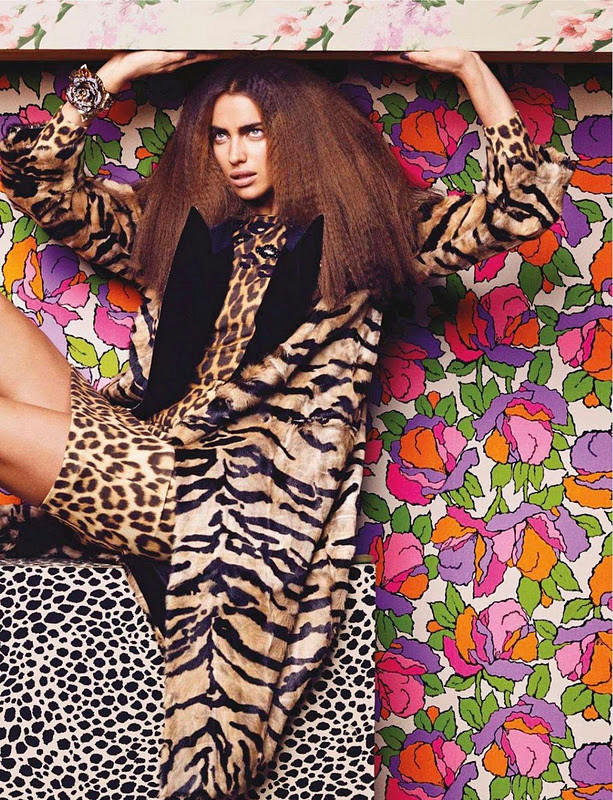 Mái tóc lạ của cô.