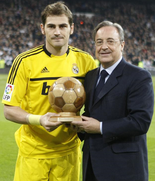 Chủ tịch Perez vinh danh Casillas trước khi trận derby thành Madrid diễn ra. Chủ tịch Perez vinh danh Casillas trước khi trận derby thành Madrid diễn ra.