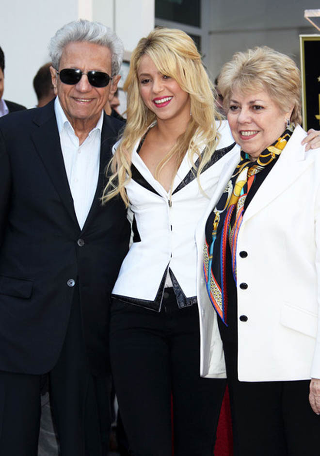 Người thân chia sẽ niềm vui với cô, nhưng không có phi công trẻ Pique bên cạnh. Người thân chia sẽ niềm vui với cô, nhưng không có phi công trẻ Pique bên cạnh.