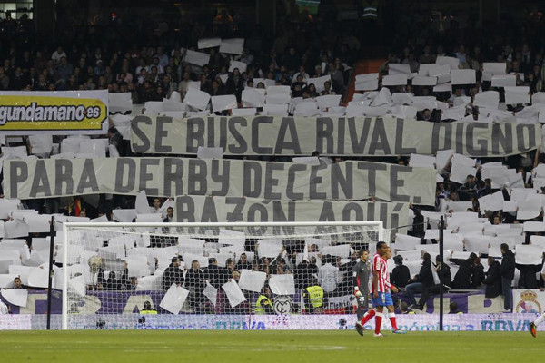 Không khí rực lửa của trận derby. Không khí rực lửa của trận derby.