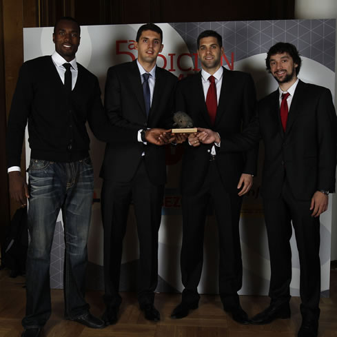 Đội bóng rổ vừa vô địch châu Âu cũng được vinh danh.