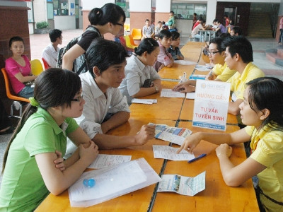 Sinh viên trường ĐH Kỹ thuật Công nghệ TPHCM hướng dẫn xét tuyển NV2 cho thí sinh và phụ huynh. Sinh viên trường ĐH Kỹ thuật Công nghệ TPHCM hướng dẫn xét tuyển NV2 cho thí sinh và phụ huynh.