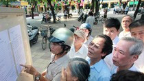 Phụ huynh học sinh xem bảng thông báo về học phí của năm học 2011-2012 tại Trường tiểu học Trung Tự (quận Đống Đa, Hà Nội) Phụ huynh học sinh xem bảng thông báo về học phí của năm học 2011-2012 tại Trường tiểu học Trung Tự (quận Đống Đa, Hà Nội)