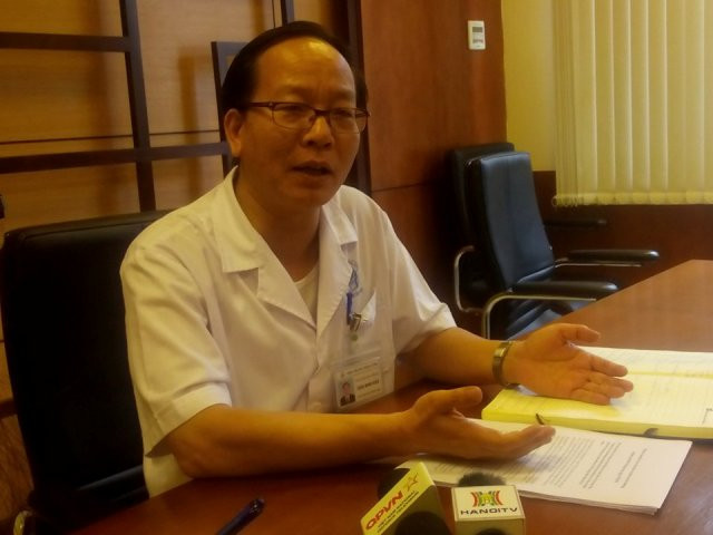 Ông Trần Minh Điển, Phó giám đốc Bệnh viện Nhi Trung Ương cho biết, lỗi là một phần do tài xế rú còi ầm ĩ, đi vào cổng sau của Bệnh viện và không xuất trình giấy tờ cho bảo vệ? Ông Trần Minh Điển, Phó giám đốc Bệnh viện Nhi Trung Ương cho biết, lỗi là một phần do tài xế rú còi ầm ĩ, đi vào cổng sau của Bệnh viện và không xuất trình giấy tờ cho bảo vệ?