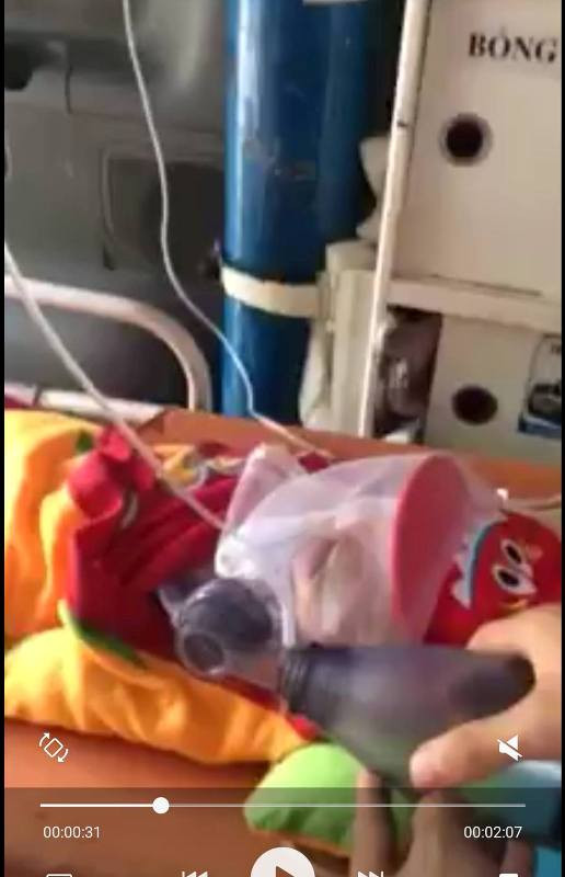 Cháu bé nằm trong tình trạng hấp hối đang được nhân viên ý tế bóp bóng giữ sự sống cho tới khi về quê. Tuy nhiên, bảo vệ, cò ngăn cản, cháu bé đã phải trpút hơi thở cuối cùng trên xe (trong bệnh viện Nhi trung ương) khi chưa kịp về tới nhà (Ảnh cắt từ clip) Cháu bé nằm trong tình trạng hấp hối đang được nhân viên ý tế bóp bóng giữ sự sống cho tới khi về quê. Tuy nhiên, bảo vệ, cò ngăn cản, cháu bé đã phải trpút hơi thở cuối cùng trên xe (trong bệnh viện Nhi trung ương) khi chưa kịp về tới nhà (Ảnh cắt từ clip)
