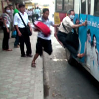 Một hành khách bị kéo lê trên xe bus số 07