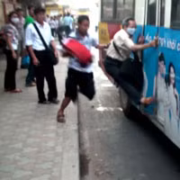 Một hành khách bị kéo lê trên xe bus số 07