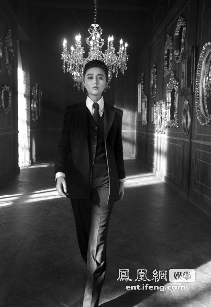 Tóc ngắn vuốt ngược đầy phong cách.