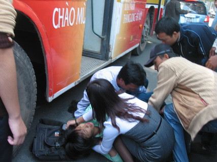 Cô gái đau đớn vì bị xe bus cán qua đùi (Ảnh VTC News)