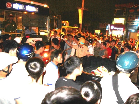 Hàng trăm người dân bao vây chiếc xe buýt và bất bình về kiểu hành xử của tài xế.