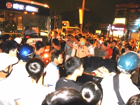 Hàng trăm người dân bao vây chiếc xe buýt và bất bình về kiểu hành xử của tài xế.