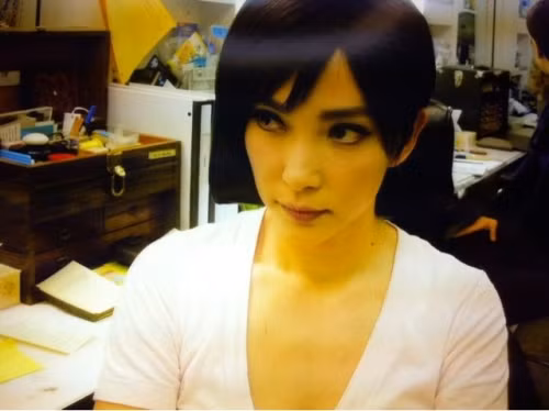 Hình ảnh của Lý Băng Băng trên phim trường của Resident Evil: Retribution. Trong ảnh, Lý Băng Băng để tóc ngắn, ánh mắt sắc sảo và vô cùng ấn tượng. Hình ảnh của Lý Băng Băng trên phim trường của Resident Evil: Retribution. Trong ảnh, Lý Băng Băng để tóc ngắn, ánh mắt sắc sảo và vô cùng ấn tượng.