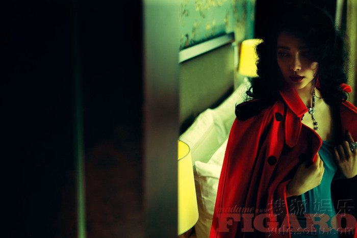 Lý Băng Băng hiện là một trong số những gương mặt "đắt sô" trên các tạp chí. Năm 2010, người đẹp Hoa ngữ này còn được đánh giá là "Nữ hoàng tạp chí" khi liên tục xuất hiện và làm mưa làm gió trên các tạp chí lớn, nhỏ của Trung Quốc. Nữ diễn viên hàng đầu điện ảnh Hoa ngữ sở hữu vẻ đẹp vừa cổ điển nhưng cũng không kém phần hiện đại và phong cách Lý Băng Băng hiện là một trong số những gương mặt "đắt sô" trên các tạp chí. Năm 2010, người đẹp Hoa ngữ này còn được đánh giá là "Nữ hoàng tạp chí" khi liên tục xuất hiện và làm mưa làm gió trên các tạp chí lớn, nhỏ của Trung Quốc. Nữ diễn viên hàng đầu điện ảnh Hoa ngữ sở hữu vẻ đẹp vừa cổ điển nhưng cũng không kém phần hiện đại và phong cách