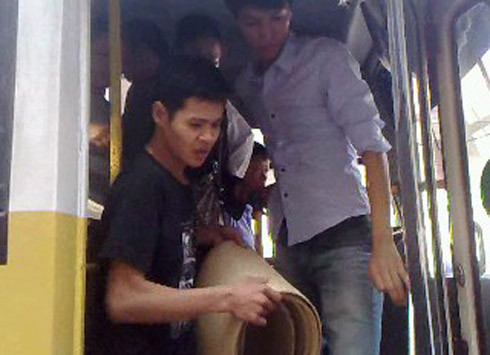 Sau khi bị đánh và bắt quỳ, anh Phúc được tài xế cho xuống bằng cửa trước. Ảnh: Tiến Dũng/VNE.