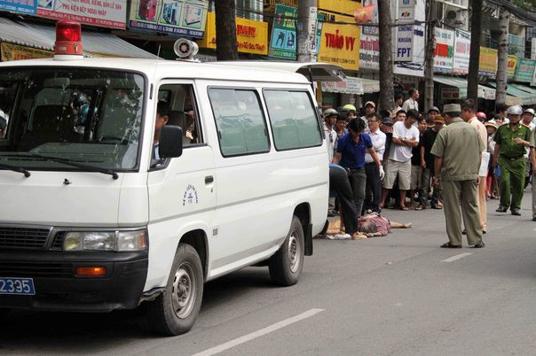 Chiếc xe buýt bị người dân truy đuổi sau 100 m bỏ chạy. Ảnh: Vne