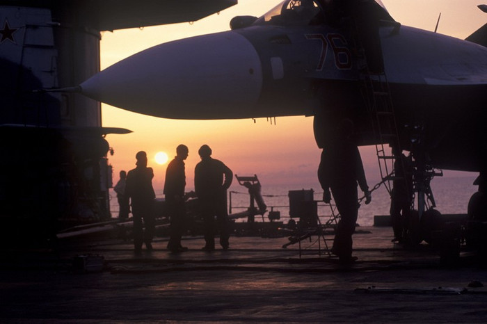 Tiêm kích Su-33 trên tàu sân bay Kuznetsov. Tiêm kích Su-33 trên tàu sân bay Kuznetsov.