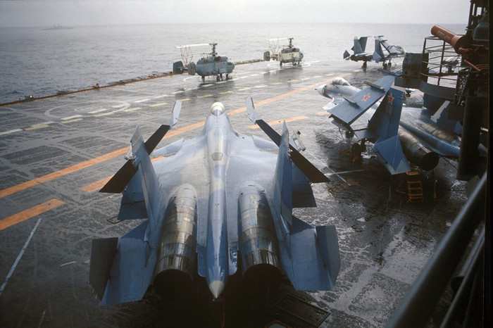 Tiêm kích Su-33 trên tàu sân bay Kuznetsov. Tiêm kích Su-33 trên tàu sân bay Kuznetsov.