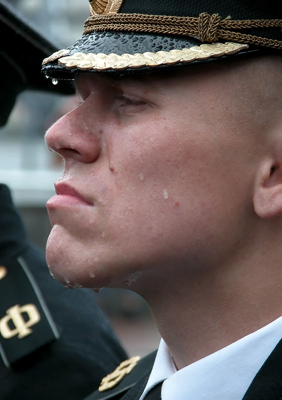 Mồ hôi nhễ nhại trên khuôn mặt một thủy thủ Hải quân Nga. Mồ hôi nhễ nhại trên khuôn mặt một thủy thủ Hải quân Nga.