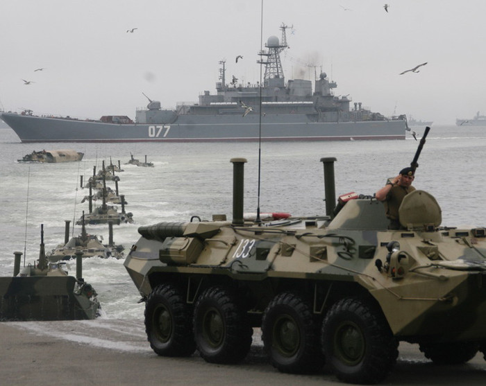 Xe bọc thép đổ bộ lên bãi biển từ tàu đổ bộ BDK-11 Peresvet. Xe bọc thép đổ bộ lên bãi biển từ tàu đổ bộ BDK-11 Peresvet.