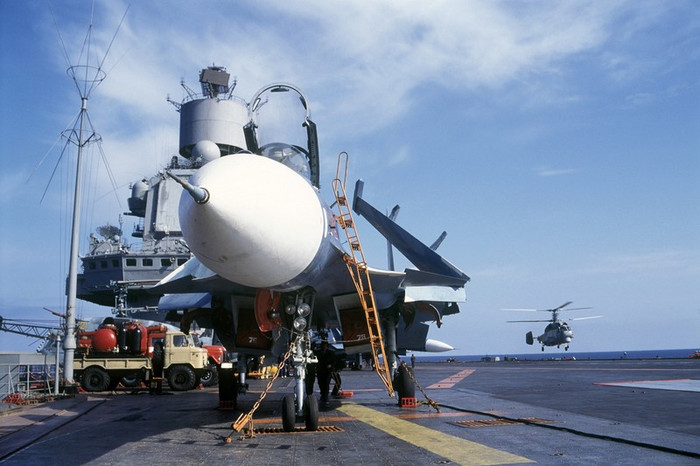 Tiêm kích Su-33 trên tàu sân bay Kuznetsov. Tiêm kích Su-33 trên tàu sân bay Kuznetsov.