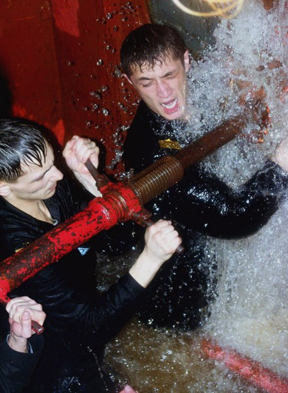 Huấn luyện khả năng đối mặt với hiểm nguy của những thủy thủ thuộc Hạm đội Thái Bình Dương ở Vladivostok. Huấn luyện khả năng đối mặt với hiểm nguy của những thủy thủ thuộc Hạm đội Thái Bình Dương ở Vladivostok.