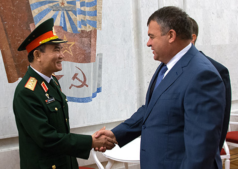 Thượng tướng Trương Quang Khánh (trái) và Bộ trưởng Quốc phòng Nga Anatoly Serdyukov (phải). Thượng tướng Trương Quang Khánh (trái) và Bộ trưởng Quốc phòng Nga Anatoly Serdyukov (phải).