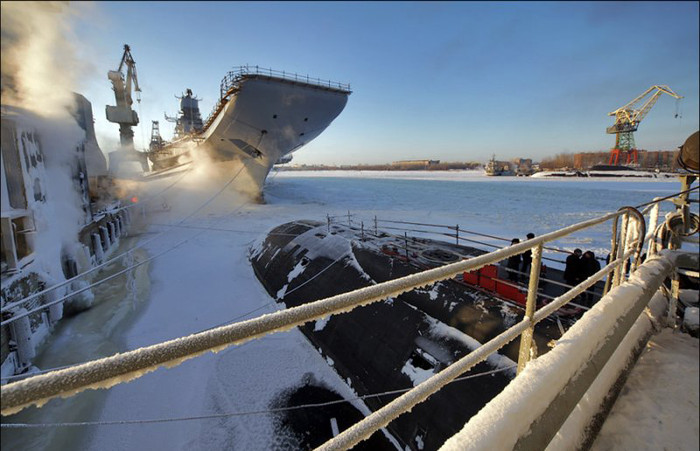 Tàu ngầm Yury Dolgoruky và tàu sân bay Vikramaditya tại nhà máy Sevmash. Tàu ngầm Yury Dolgoruky và tàu sân bay Vikramaditya tại nhà máy Sevmash.