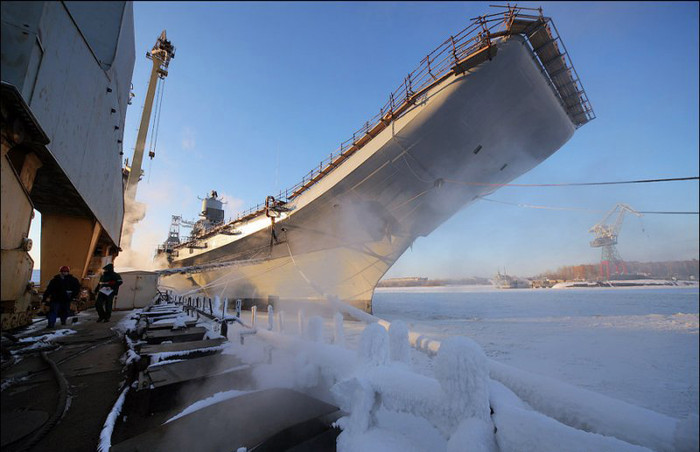 Sửa chữa tàu sân bay Vikramaditya cho Ấn Độ tại nhà máy Sevmash. Sửa chữa tàu sân bay Vikramaditya cho Ấn Độ tại nhà máy Sevmash.