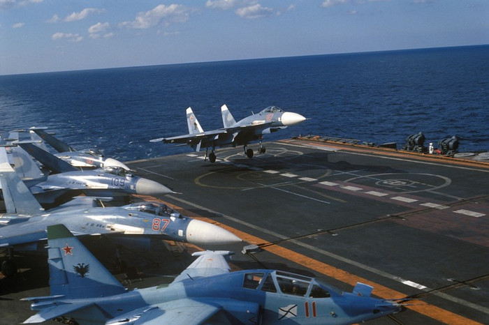 Tiêm kích Su-33 trên tàu sân bay Kuznetsov. Tiêm kích Su-33 trên tàu sân bay Kuznetsov.