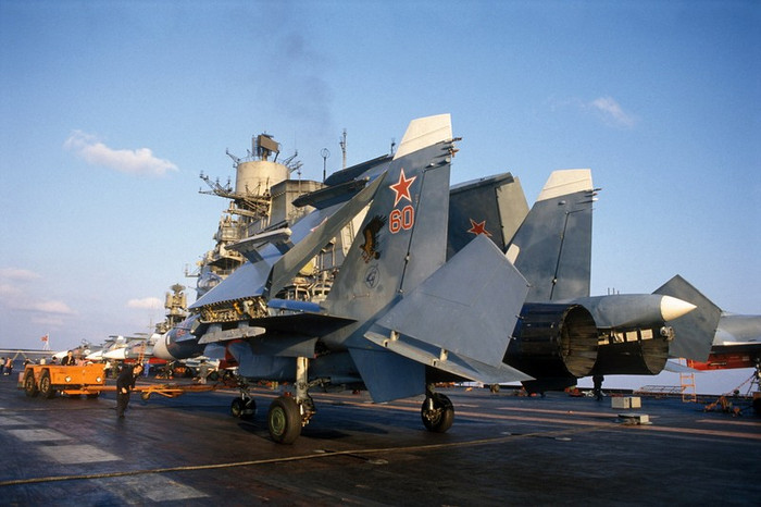 Tiêm kích Su-33 trên tàu sân bay Kuznetsov. Tiêm kích Su-33 trên tàu sân bay Kuznetsov.