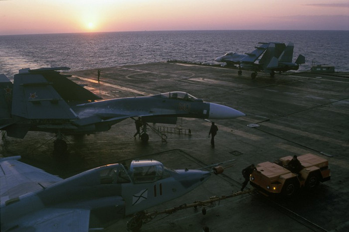 Tiêm kích Su-33 trên tàu sân bay Kuznetsov. Tiêm kích Su-33 trên tàu sân bay Kuznetsov.