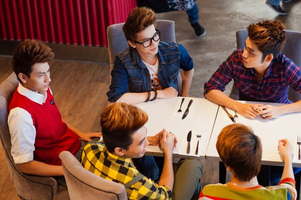 5 anh chàng điển trai 365 đi từ xa đã trông thấy quán cafe được trang trí cực kỳ bắt mắt nên quyết định vào ngay. 5 anh chàng điển trai 365 đi từ xa đã trông thấy quán cafe được trang trí cực kỳ bắt mắt nên quyết định vào ngay.