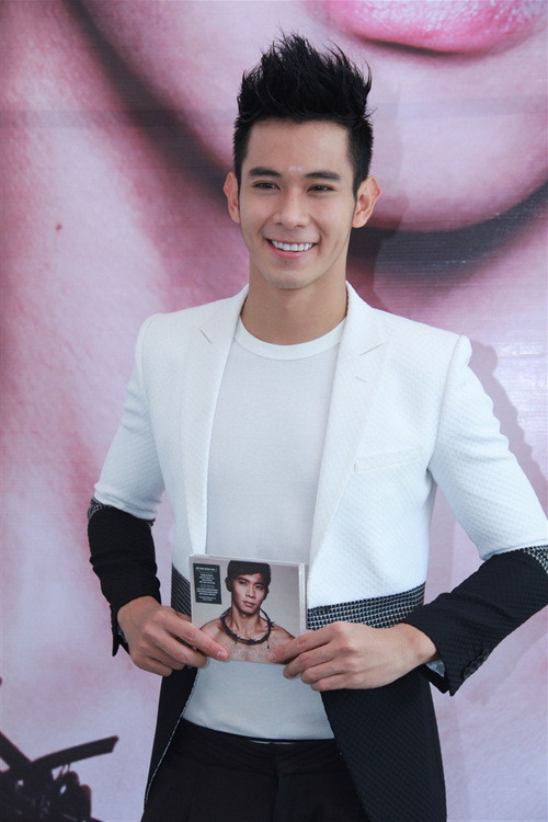 Hồ Vĩnh Khoa lịch lãm trong buổi ra mắt album đầu tay mang tên "Lạc giữa thiên đường" của chính mình (Theo Vsao) Hồ Vĩnh Khoa lịch lãm trong buổi ra mắt album đầu tay mang tên "Lạc giữa thiên đường" của chính mình (Theo Vsao)