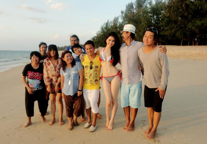 Ngọc Trinh chụp ảnh cùng ekip Ngọc Trinh chụp ảnh cùng ekip