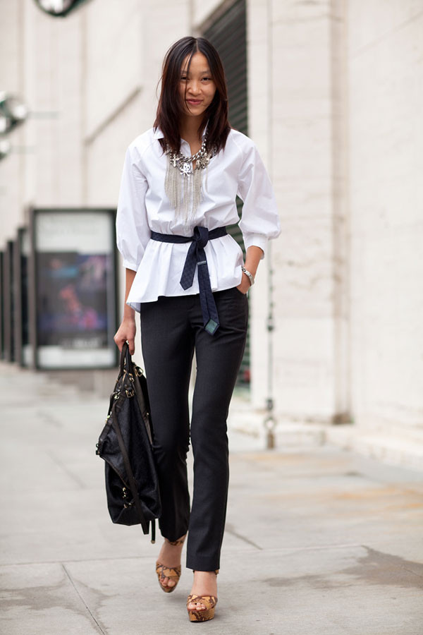 Thông tin về Huyền Trang chỉ được biết đến qua báo chí nước ngoài, sau khi xuất hiện trên một loạt các trang báo thời trang mạng với phong cách ấn tượng trong 4 ngày diễn đầu tiên, mới đây, tạp chí Harper's Bazaar phiên bản báo mạng lại tiếp tục đăng tải thêm một bức hình street style độc đáo nữa của Huyền Trang Thông tin về Huyền Trang chỉ được biết đến qua báo chí nước ngoài, sau khi xuất hiện trên một loạt các trang báo thời trang mạng với phong cách ấn tượng trong 4 ngày diễn đầu tiên, mới đây, tạp chí Harper's Bazaar phiên bản báo mạng lại tiếp tục đăng tải thêm một bức hình street style độc đáo nữa của Huyền Trang