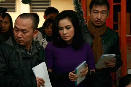 Ngày 17/2, Quốc Trung - Thanh Lam và ca sĩ Tùng Dương, họa sĩ Lê Thiết Cương, họa sĩ Đào Hải Phong đã dành cả ngày ở các bệnh viện K, bệnh viện Nhi, bệnh viên Huyết học truyền máu để thăm hỏi và trao quà cho các em nhỏ bị bệnh hiểm nghèo. (Theo Đất Việt)