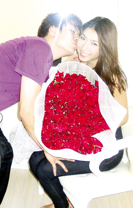 Ngọc Quyên chia tay bạn trai không phải vì bộ ảnh nude: "Chúng tôi chia tay nhau có thể do điều kiện sống quá cách xa nhau, hai môi trường sống cũng có nhiều điểm khác biệt nên dù đã cố gắng để hòa hợp nhưng không dễ" (Theo Đất Việt) Ngọc Quyên chia tay bạn trai không phải vì bộ ảnh nude: "Chúng tôi chia tay nhau có thể do điều kiện sống quá cách xa nhau, hai môi trường sống cũng có nhiều điểm khác biệt nên dù đã cố gắng để hòa hợp nhưng không dễ" (Theo Đất Việt)